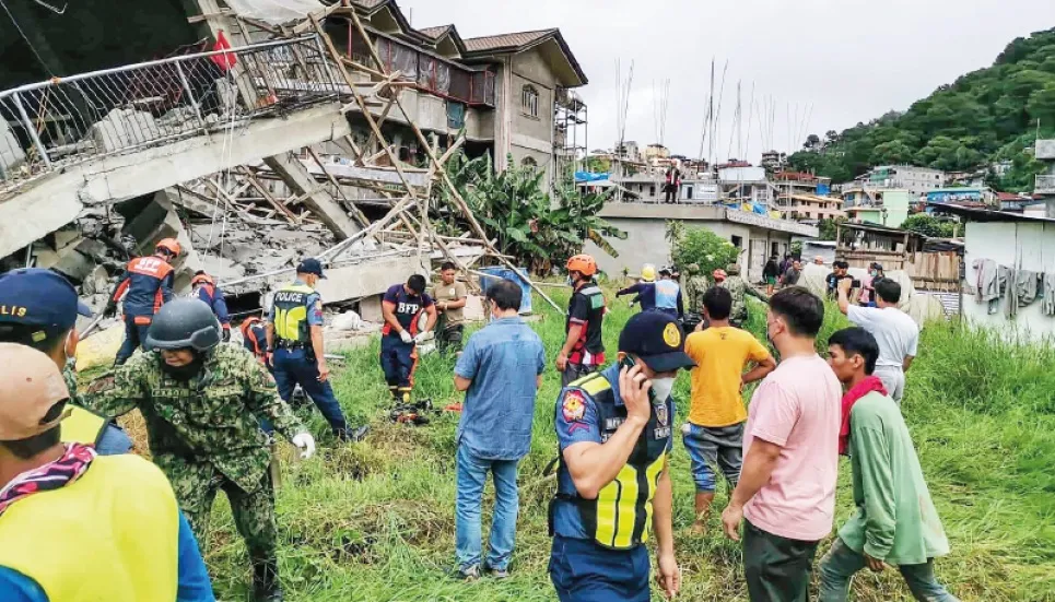 At least 4 dead as 7.1 quake strikes Philippines 