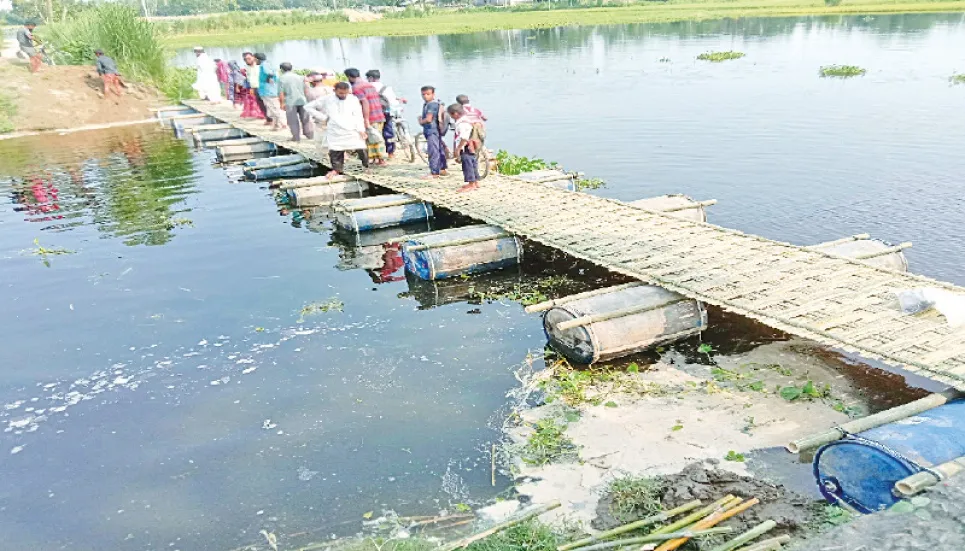 Floating bridge built by school teacher ends sufferings of villagers 