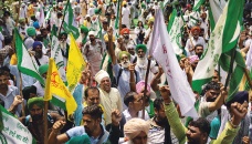 Farmers break barricades as protests return to Delhi 