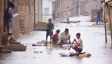 Flood toll tops 800 in Pakistan’s ‘catastrophe of epic scale’ 