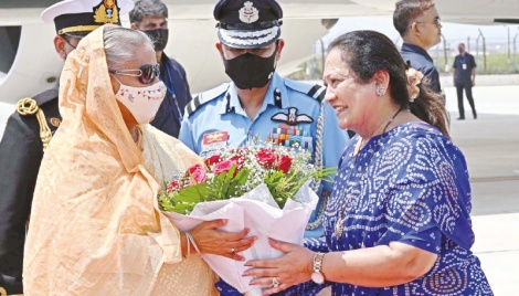 PM in Delhi, offers prayer at Nizamuddin Dargah 