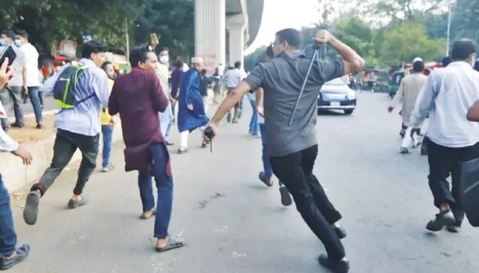 Police charge batons on protesters 