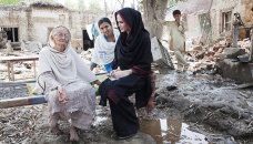 Angelina Jolie visits Pakistan flood victims 