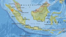 One dead, dozens injured as quake hits Sumatra 