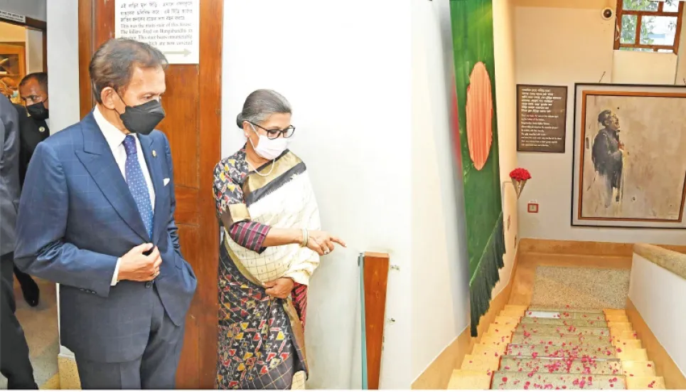 Brunei Sultan visits Bangabandhu Museum 