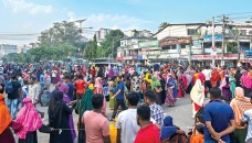 Traffic snarl up in Dhaka as RMG workers block road