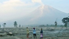 Indonesia’s Mt. Semeru eruption buries homes, damages bridge 
