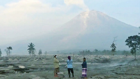 Indonesia’s Mt. Semeru eruption buries homes, damages bridge 
