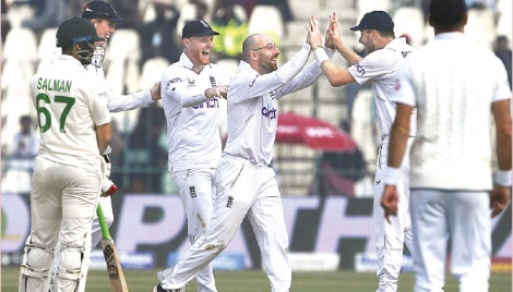England in command after Pakistan batting collapse 