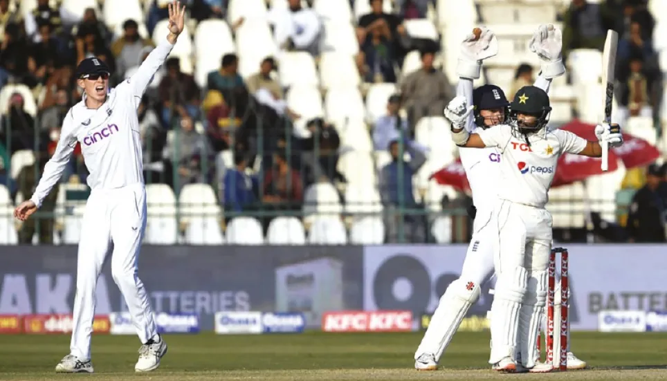 Pakistan fight back after England set stiff target 