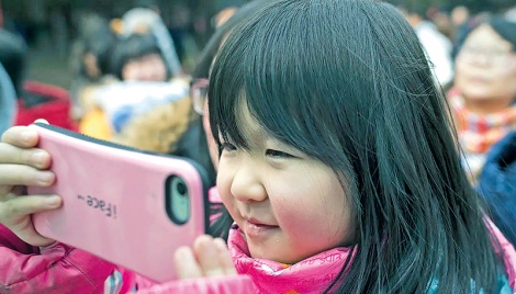 What’s the right age to get a smartphone? 