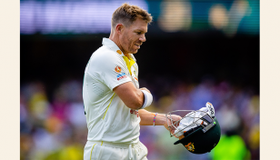 Australian selectors keep faith in out of form Warner