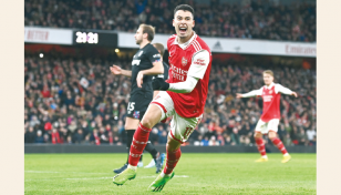 Arsenal extend lead at top, Newcastle up to second