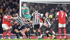 Arsenal held by battling Newcastle 