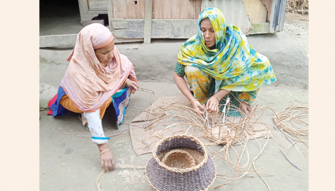 Many in Munshiganj become self-reliant thru handicraft 