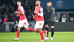 Ten-man PSG held as dogged Reims strike late