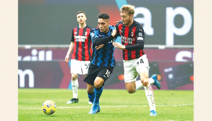 Derby danger for champions Milan as Napoli ‘run away’