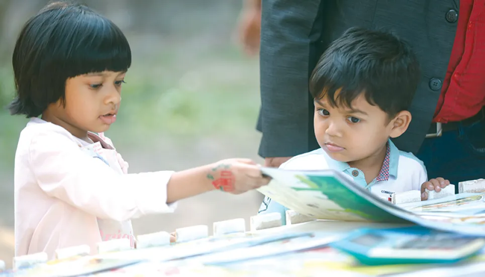 Book fair sees big crowds, sales boost at weekend 