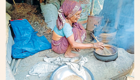 Puffed rice makers passing busy time in Tangail