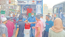 PRAN Drinking Water distributes iftar among people stuck in city traffic 