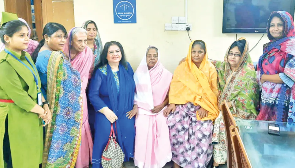 Runa Laila gets emotional with mothers in old age home