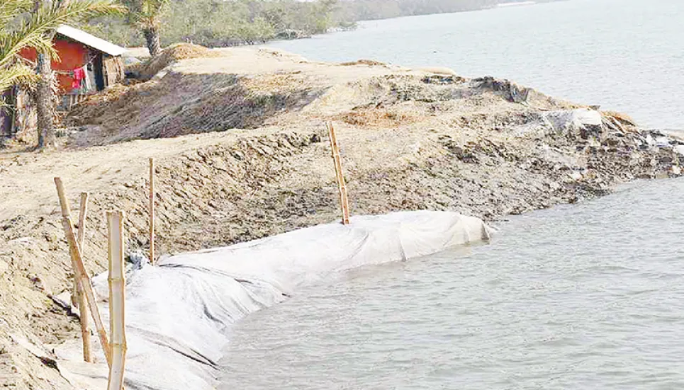 Embankments turn vulnerable in Khulna’s Koyra