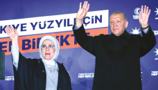 Erdogan leads as Turkey heads for election run-off 