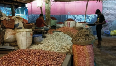 Onion prices increase in Hili by Tk20