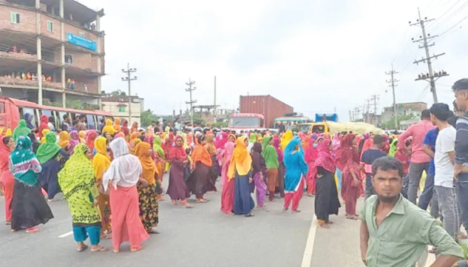 RMG workers block highway demanding salary, Eid bonus 