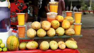 Savouring Dhaka’s streetside fruit fiesta