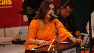 Manzurul, Somdutta enchant audience with Geet, Ghazal