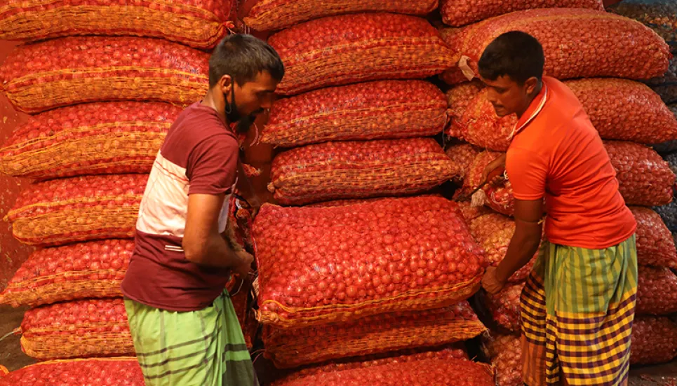 Onion price remains high despite import surge
