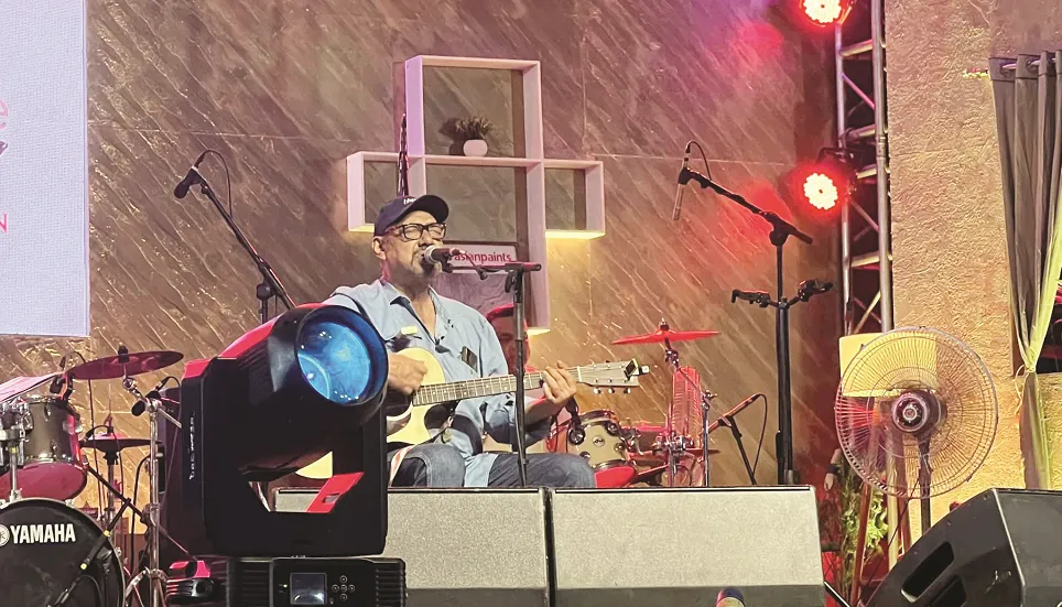 Anjan Dutt mesmerises fans in Dhaka