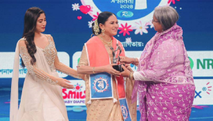 Safa Kabir's mother receives ‘Shwapnojayi Maa Sammanana’