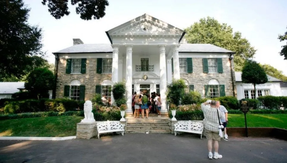 Judge blocks auction of Elvis estate Graceland