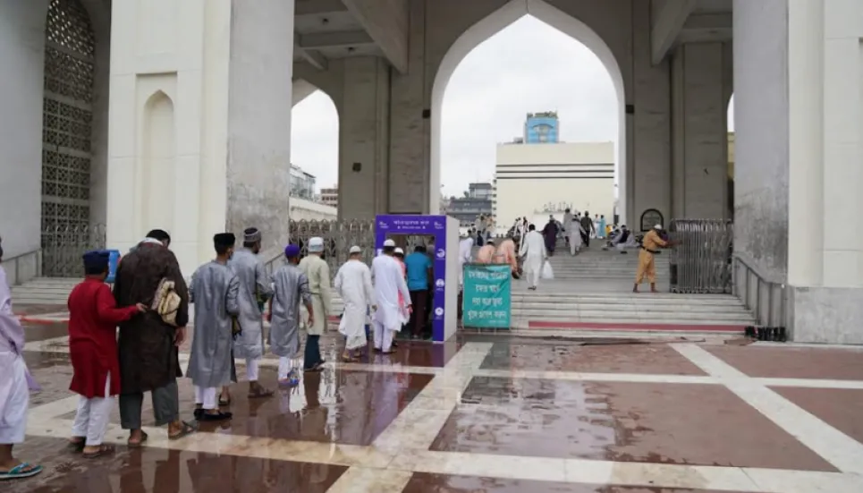 Gathering at mosques banned before and after prayers