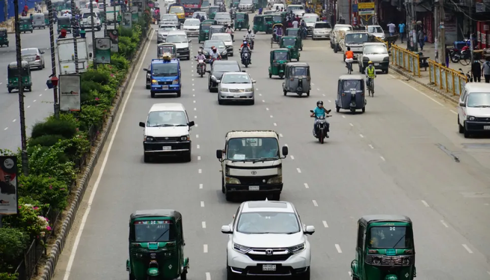 Private cars rise on Dhaka roads in lockdown