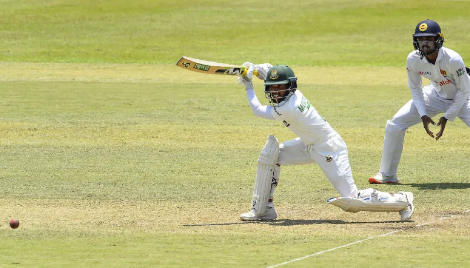 Najmul, Mominul fall as Bangladesh pass 400