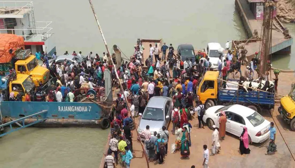 Hundreds flock at Paturia Ghat to return to Dhaka