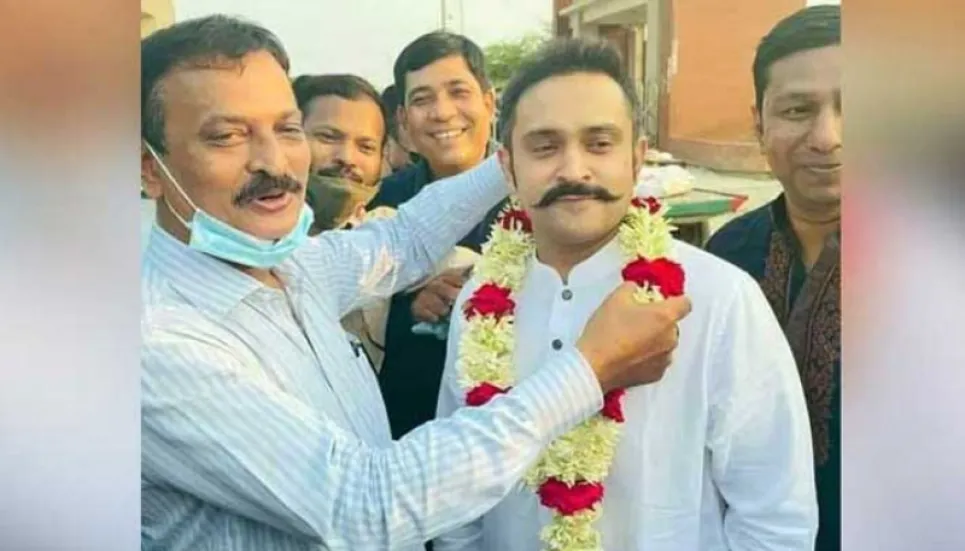 Irfan Salim received with garland after release