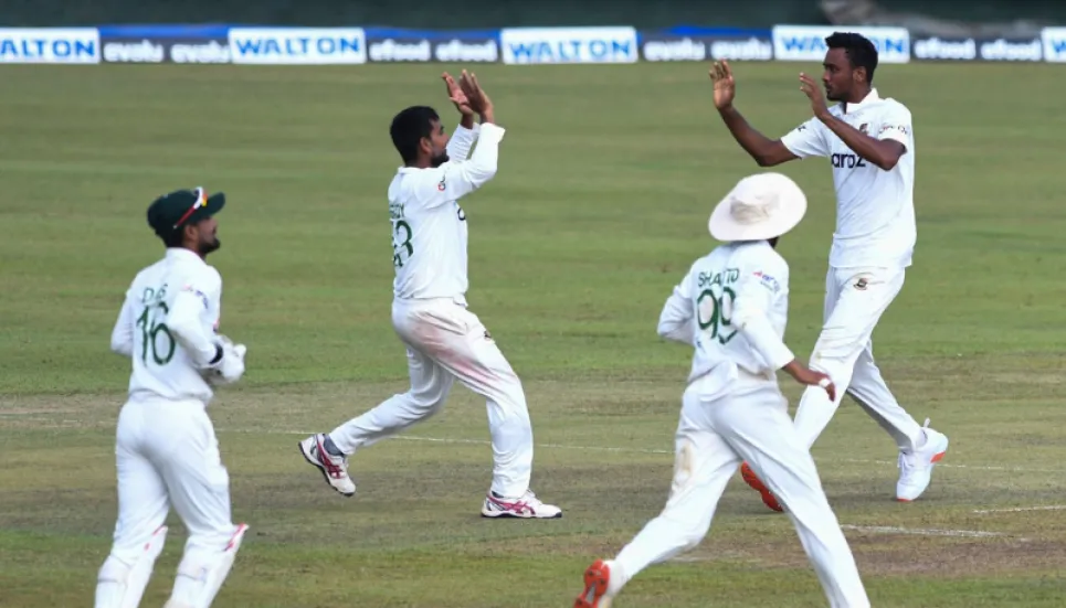 Sri Lanka openers punish Bangladesh