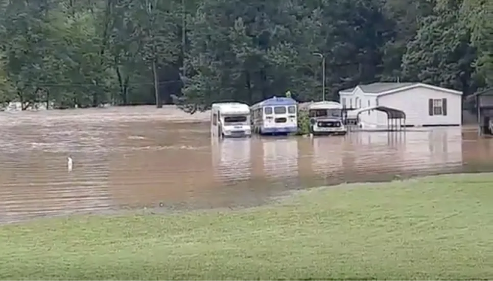 10 killed in Tennessee flash floods, dozens missing