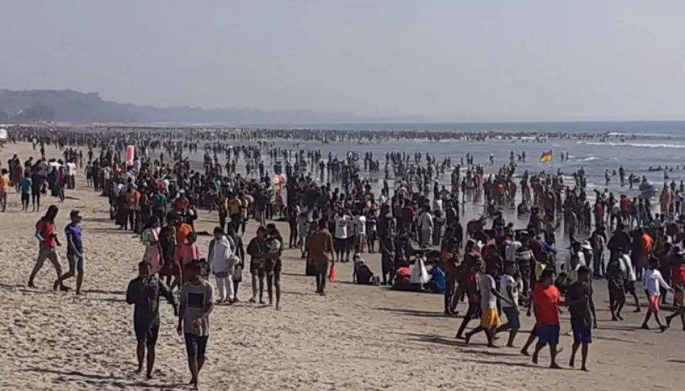 90% hotels booked as tourists crowd Cox’s Bazar beach