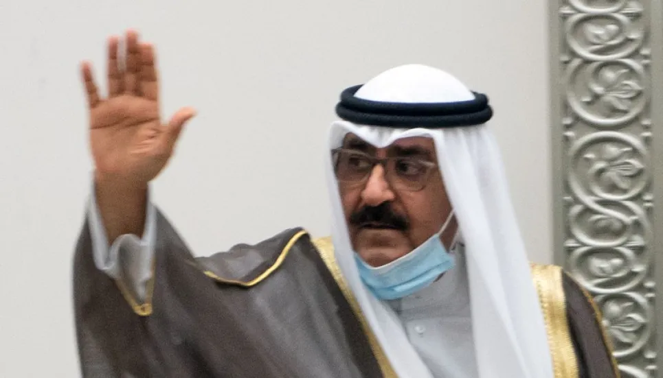 Kuwaiti crown prince swears in new government 