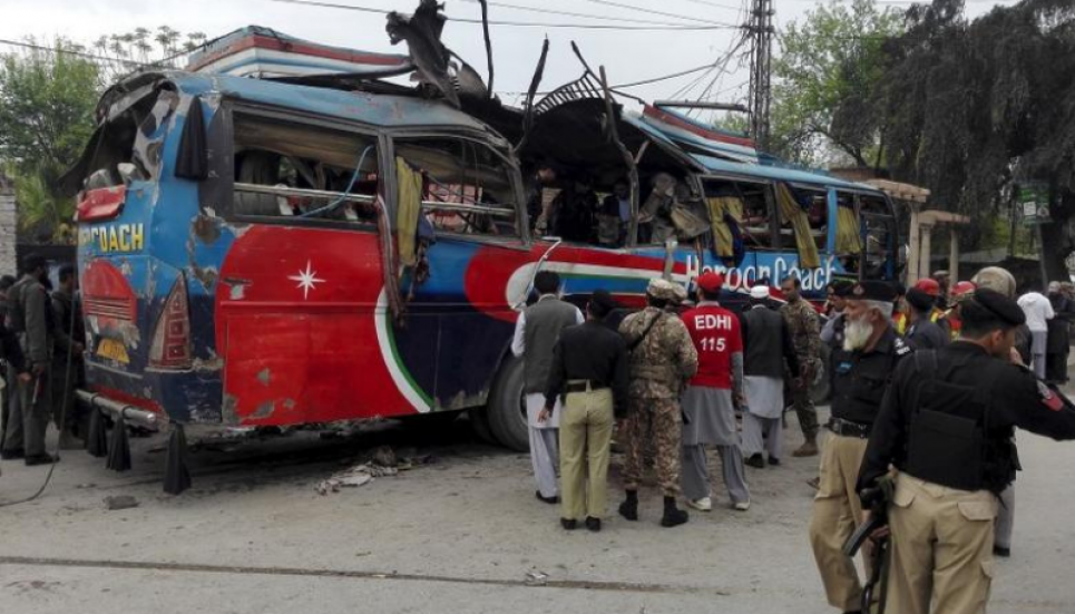 13 killed in Pakistan bus blast