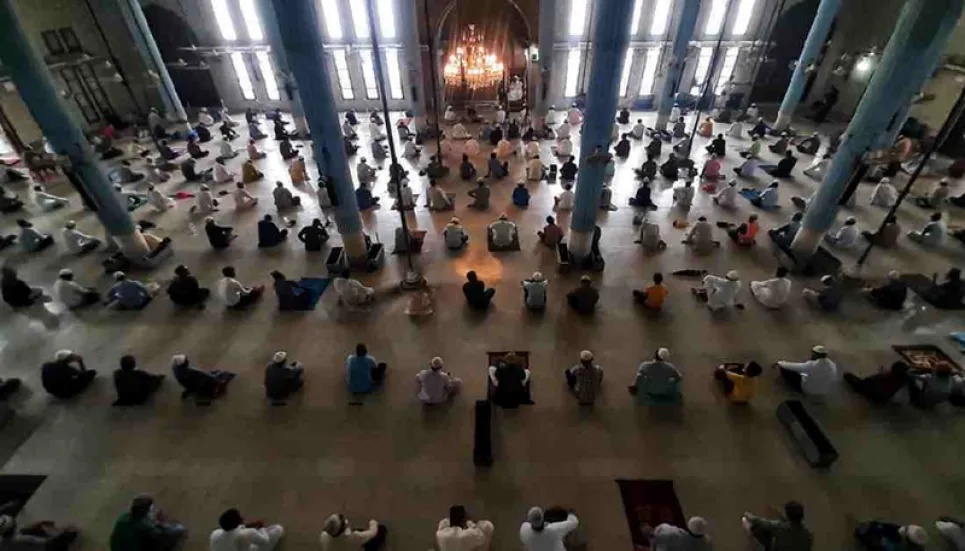 Govt reissues guidelines for praying at mosques during lockdown