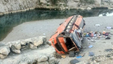 At least 20 Muslim pilgrims dead in Pakistan bus crash