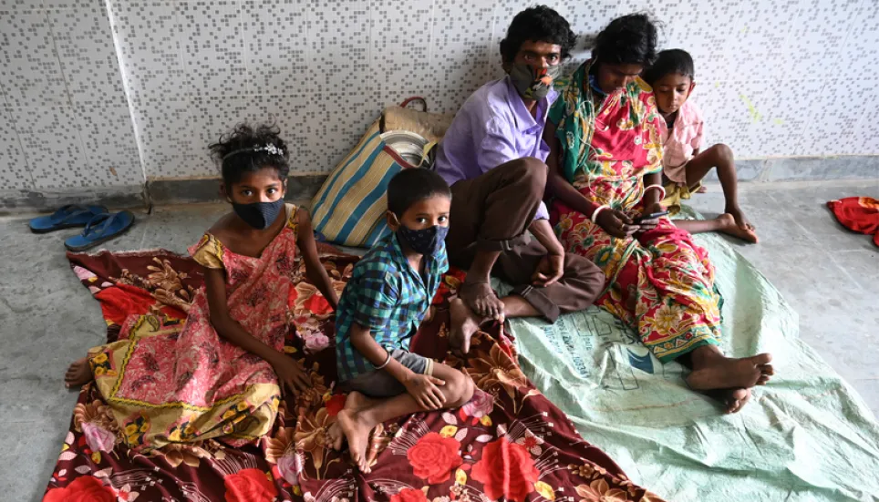 Cyclone batters eastern India, 1.2 million seek shelter