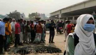 Sinkhole appears on Tongi Bridge in Gazipur, commuters suffer