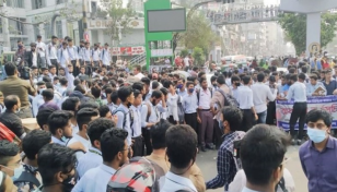 Students block Science Laboratory intersection over half fare implementation